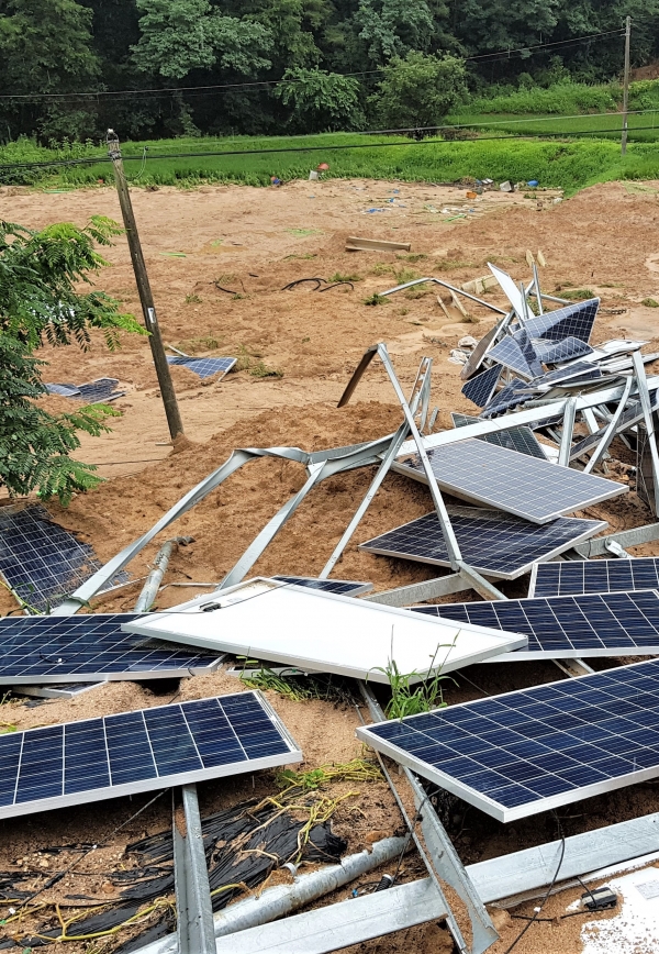충북 제천 산비탈에서 설치했던 태양광발전설비가 8일 최근 내린 큰 비에 무너져 있다. 2020.08.09. [뉴시스]