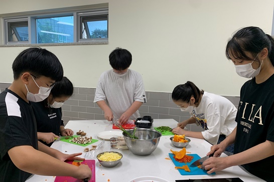 지난 3일부터 6일까지 전남 순천시 청소년문화의 집에서 운영한 세계요리마스터 프로그램의 모습