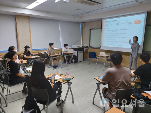 경남과기대 대학일자리센터에서 마련한 ‘業(업) TO UP’ 캠프에서 학생들이 강의를 듣고 있다. @ 경남과학기술대학교 제공