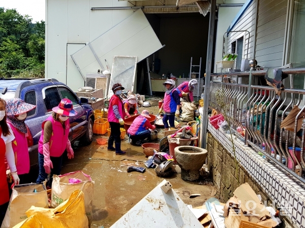 진주시자원봉사단체협의회는 지난 9일, 집중 호우로 침수된 내동면 양옥마을을 찾아 피해복구 자원봉사활동을 펼쳤다.