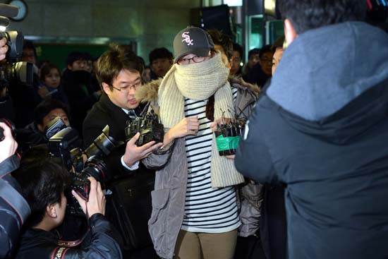 불법선거운동 의혹을 받고 있는 국가정보원 여직원 김 모씨가 지난달 4일 오후 서울 서초구 서초경찰서에 피의자 신분으로 재소환 돼 출석하고 있다. <사진=뉴시스>
