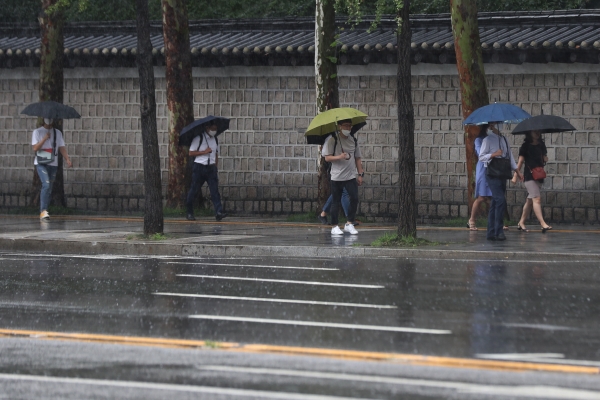 장맛비가 49일째 이어지고 있는 11일 서울 시청역 인근에서 시민들이 우산을 쓰고 출근하고 있다. 2020.08.11. [뉴시스]