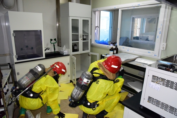 대구 서구 평리동의 한 환경오염물질 측정업체 실험실에서 초산이 누출돼 소방관들이 안전조치를 하고 있다. [사진=서부소방서 제공]