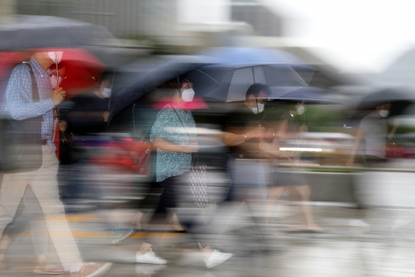 장맛비가 49일째 이어지고 있는 11일 서울 종로구 광화문광장에서 시민들이 우산을 쓰고 출근하고 있다. 2020.08.11. [뉴시스]