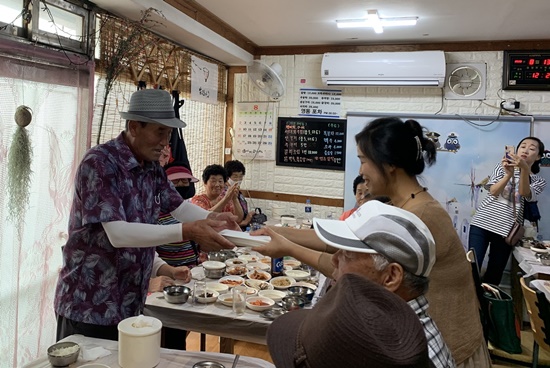 전남 순천시 향동에서 금꽃예술촌상인회가 성금을 전달하고 있다.