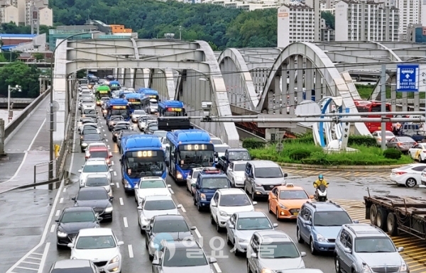 서울에 폭우가 내리던 지난 5일 오전 한강대교 위 출근 차량들이 멈춰 선 채 주차장을 방불케 하고 있다. [이창환 기자]