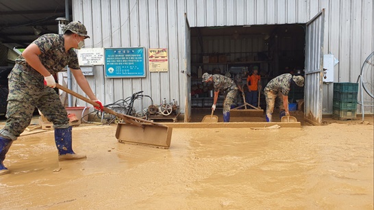 황금박쥐부대 장병들이 장마로 인한 피해지역인 담양, 구례 복구에 앞장 섰다.