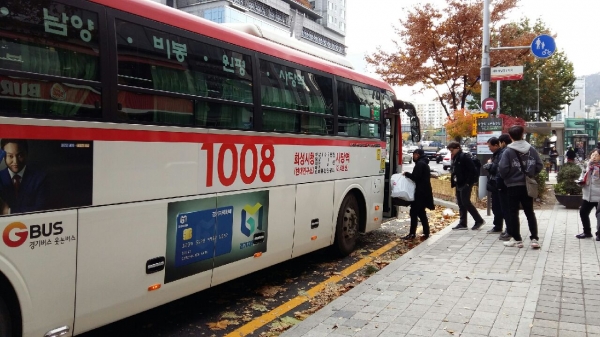 신설된 경기 광역버스정류장에서 주민들이 버스를 이용하고 있다