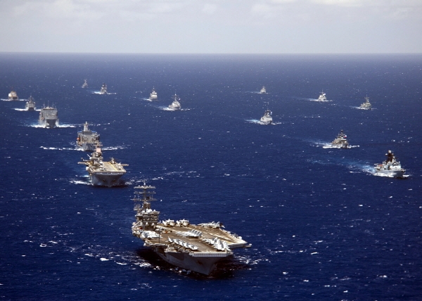 2012 림팩(RIMPAC·RIM of PACific exercise)  훈련에 참가한 각국 함정들이 하와이 인근 해상에서 기동훈련을 하고 있는 모습. 2020.07.29. [뉴시스]