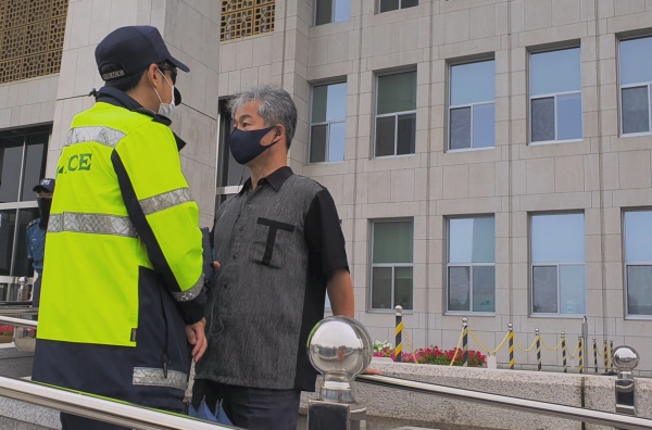 경찰에 국회 출입 제지당하는 정창옥 남북함께국민연합 공동대표