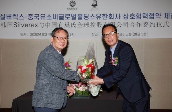 이승렬 남동구 재정경제국장이 실버렉스 최영철 사장(왼쪽)에게 꽃다발을 전달하며수출계약 체결을 축하했다.