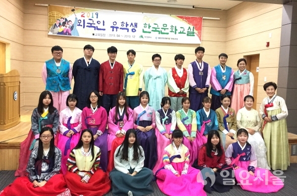 영진전문대학교에 재학 중인 외국인 유학생들이 한국문화교실의 하나로 한복체험에나선 모습.