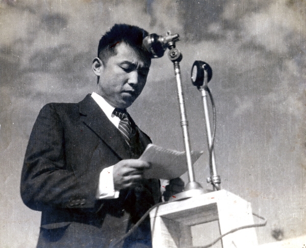 1945년 10월 14일 평양공설운동장에서 열린 군중대회에서 원고를 보며 연설하는 北 김일성. (사진=미디어한국학 제공) 2020.02.09.[뉴시스]