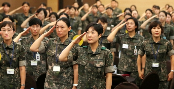 지난 2018년 9월6일 서울 용산구 국방컨벤션에서 열린 ‘국방여성 리더십 발전 워크숍’에 참석한 여군들이 국기에 대한 경례를 하고 있다. [뉴시스]