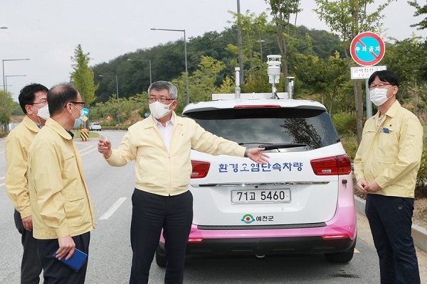 김학동 예천군수(우측 두번째)가 환경 기초시설현장을 관계자들과 점검하고 있다.
