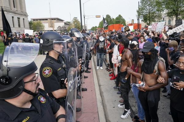 지난 24일(현지시간) 美 위스콘신주 커노샤에 있는 카운티 법원 앞에서 대치중인 시위대와 경찰 [뉴시스]