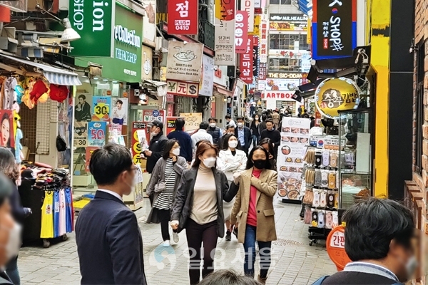 한국은행이 한국 경제성장률 전망치를 -1.3%로 하향 했다. 이후 올해 말까지 대응 상황에 따라 -2.2%까지도 하락할 수 있을 것으로 보인다. 사진은 평일 점심 시간 명동의 모습. 사람들이 마스크를 착용한 채 식당을 찾고 있다. [이창환 기자]