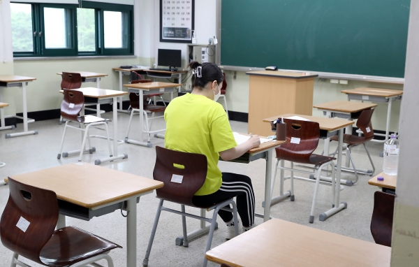 대학수학능력시험 모의평가가 시행된 18일 오전 인천시 남동구 신명여자고등학교에서 졸업생이 시험을 보고 있다. 2020.06.18. [뉴시스]