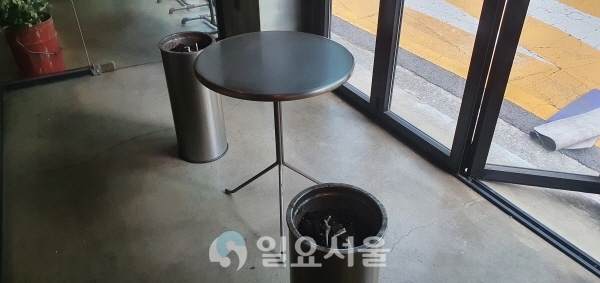 서울 중구에 위치한 한 카페 내 흡연실 모습. [사진=조택영 기자]