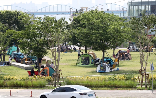 휴일인 내륙 대부분에서 30도를 웃도는 무더운 날씨를 보이고 있는 28일 오후 서울 서초구 반포한강시민공원에서 시민들이 텐트를 펼치고 즐거운 시간을 보내고 있다. 2020.06.28. [뉴시스]