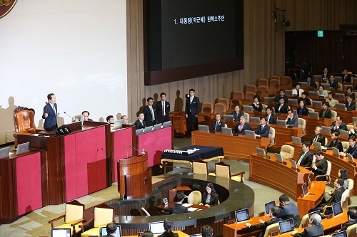 정세균 국회의장이 9일 오후 국회 본회의에서 박근혜 대통령 탄핵소추안을 가결을 선포하고 있다. 뉴시스