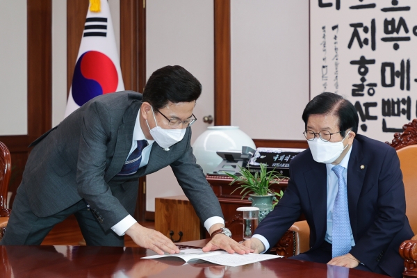 15일 허태정 시장은 국회 찾아 박병석 국회의장을 예방하고 대전 혁신도시 지정을 위한 국회 차원의 협조를 요청하고 있다.