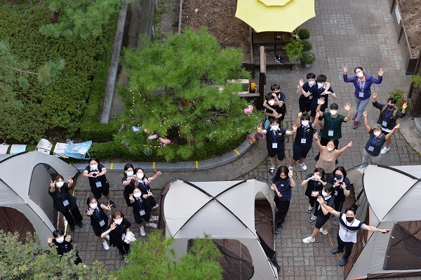 16일 대전봉우중학교 학생들이 소원나무 점등식을 하며 환호하고 있다.