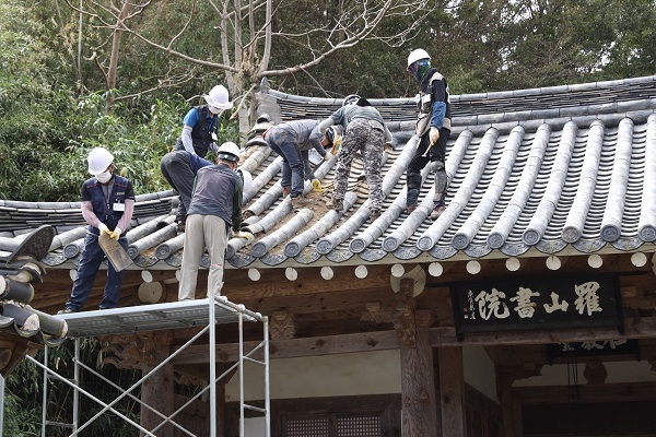 한국문화재돌봄협회가 16일,17일 양일간 태풍피해 문화재 복구를 위해 숙련된 교육생들을 투입해 복구하고 있다.