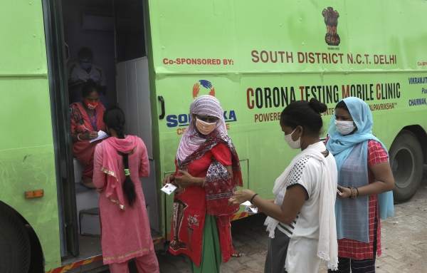지난달 8일 인도 뉴델리의 여성들이 코로나19 검사를 위해 줄을 서 있는 모습 [뉴시스]