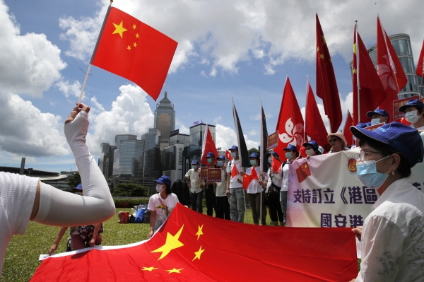 지난달 30일 홍콩에서 친중 지지자들이 홍콩국가안전유지법(보안법) 승인을 축하하는 집회에 참여해 중국 국기를 흔들고 있다. 이날 중국 전국인민대표대회 상무위원회는 홍콩 내 국가 분열 행위를 처벌하는 보안법을 만장일치로 최종 통과시켰다. [뉴시스]