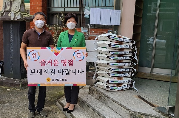 박차양 도의원(오른쪽)은 23일 경주시 동천동 무료급식마당 이웃집 무료급식소를 방문해 위문품을 전달하고 격려했다.