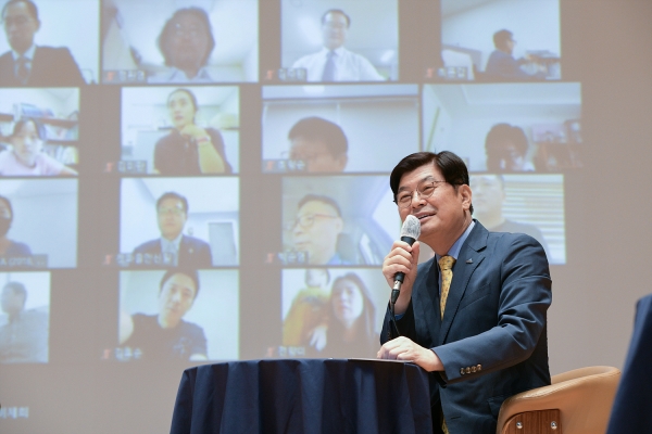 24일 이춘희 세종시장이 정례브리핑 300회 돌파 특집 토크콘서트에서 질문에 답변하고 있다.