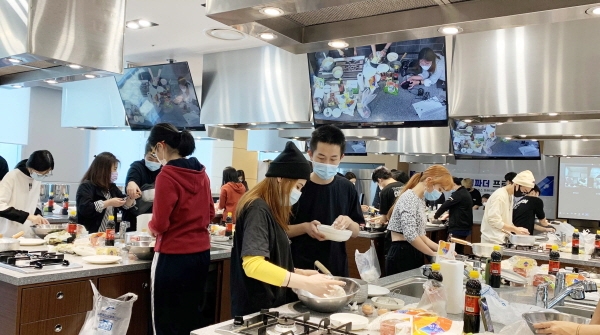 영진전문대가 추석을 맞아 외국인 유학생을 대상으로 한국 명절음식 만들기 체험행사를 온택트로 진행했다. 사진은 지난 25일 이 대학교 글로벌캠퍼스 조리실서 음식 조리를 실시간 생중계하는 모습. 사진제공=영진전문대
