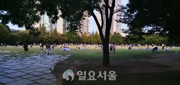 지난 26일 서울 성동구 성수동의 서울숲에 많은 시민이 몰렸다. [사진=조택영 기자]