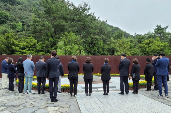 경남 김해 봉하마을 노무현 전 대통령 묘역에는 11주기 추도식을 하루 앞둔 22일 참배객들의 발길이 이어지고 있다. 사진은 너럭바위 앞 묵념모습. [뉴시스]