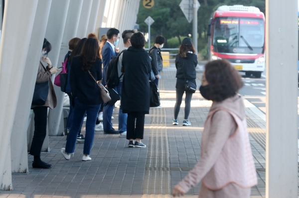 서울 아침 최저기온 5도 등 전국이 쌀쌀한 날씨를 보인 6일 오전 서울 영등포구 여의도 환승센터에서 외투를 입은 시민들이 버스를 기다리고 있다. 2020.10.06. [뉴시스]