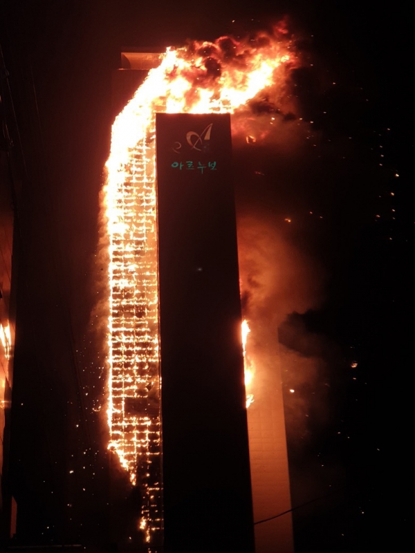 8일 오후 11시 7분께 울산시 남구 신정동 아르누보 아파트에서 화재가 발생해 불길이 번지고 있다. (사진=독자 제공)2020.10.09.[뉴시스]