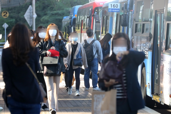 서울 아침 최저기온 5도 등 전국이 쌀쌀한 날씨를 보인 6일 오전 서울 영등포구 여의도 환승센터에서 외투를 입은 시민들이 출근길 버스에 타고 있다. 2020.10.06. [뉴시스]