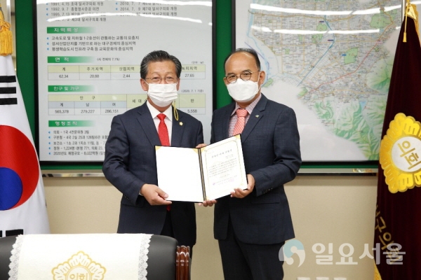 김인호 달서구의원(좌측)은 11월 16일 사단법인 한국장애인마이스협회(이사장 심만섭, 우측)로부터 장애인배려의원상을 수상했다.