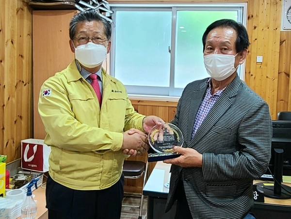 지난 달 17일 김인호 달서구의원이 최형기 농촌지도자회 월배지구회장으로부터 감사패를 받았다.