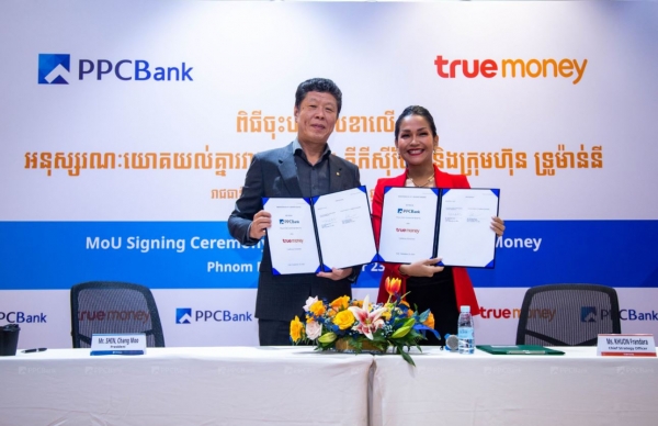 프놈펜상업은행(PPCBank)은 태국계 전자결제 업체 트루머니와 전자결제 대출 상환 업무협약을 맺었다(왼쪽 신창무 프놈펜상업은행 은행장).