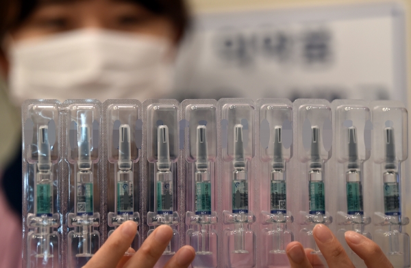 독감백신 접종후 사망신고가 잇따르고 있는 가운데 22일 경기 수원시 한 병원에서 의료진이 시민들에게 접종할 백신을 준비하고 있다. 2020.10.22. [뉴시스]