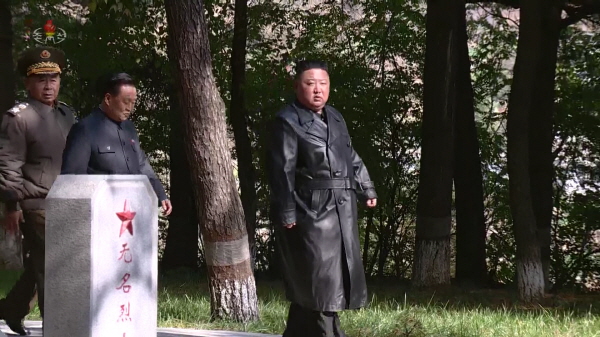 북한 김정은, 중국인민군 전사자묘 참배 [뉴시스]