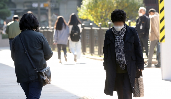 중부 등 내륙 곳곳에선 5도 이하의 추운 날씨를 보이는 25일 오전 서울 종로구 광화문 광장 인근에서 시민들이 두꺼운 옷을 입고 걸어가고 있다. 2020.10.25. [뉴시스]