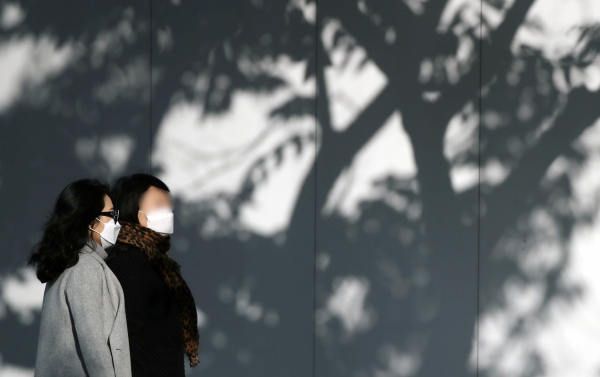 쌀쌀한 날씨를 보이는 26일 오전 서울 영등포구 여의도역 인근에서 두꺼운 옷을 입은 시민들이 걸어가고 있다. 2020.10.26. [뉴시스]