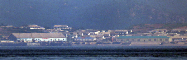 어선 모여있는 북한 해안 [뉴시스]