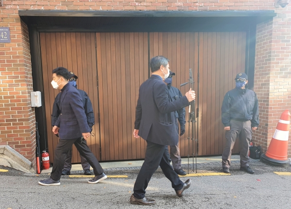 2일 서울 강남구 논현동 이명박 전 대통령의 자택 앞에 경호원이 서있다. 2020.11.02[뉴시스]