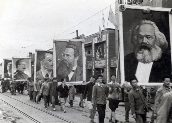 1946년 5월 1일 노동절을 맞아 평양의 노동자들이 마르크스, 엥겔스, 레닌, 스탈린, 김일성의 대형초상화를 들고 북조선임시인민위원회를 지지하는 시위를 하고 있다. (사진=미디어한국학 제공) 2020.03.15. [뉴시스]