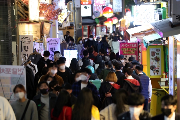 핼러윈 데이인 31일 서울 마포구 홍대거리 일대가 시민들로 붐비고 있다. 2020.10.31. [뉴시스]
