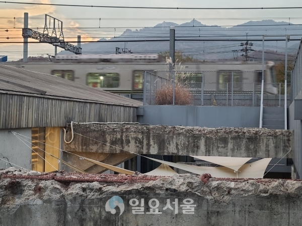 폭파된 건물 잔해와 지나가는 지하철 [사진=신수정 기자]